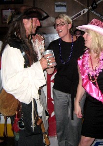 Count d'Booty talking with two girls