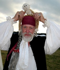 Lob on Crudbeard's hat