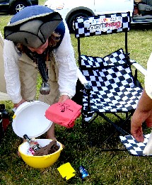 Thomas looting Ed's prizes