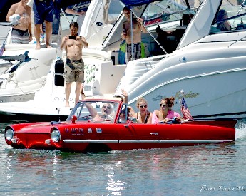 The Amphibicar in the Water